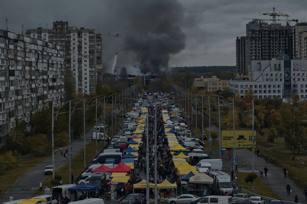 A warehouse burns in Kyiv’s Desnianskyi district after a Russian missile strike on October 25, 2025. (Source: Kostiantyn Liberov/Libkos/Getty Images)