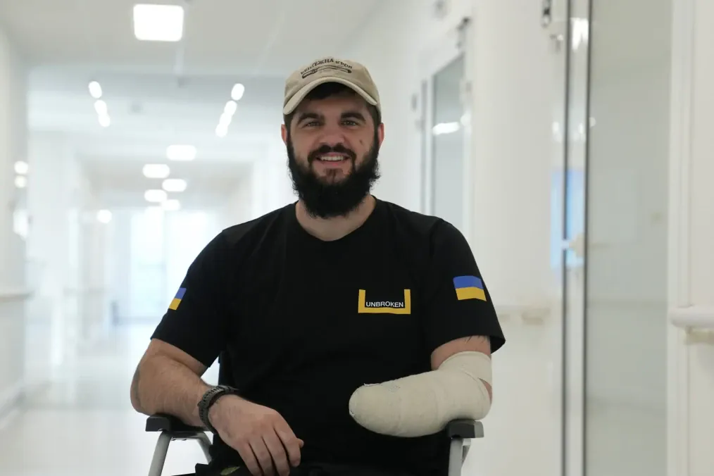 A Ukrainian defender at the UNBROKEN Center in Lviv continues his rehabilitation after surviving a severe frontline injury. (Source: First Medical Association)