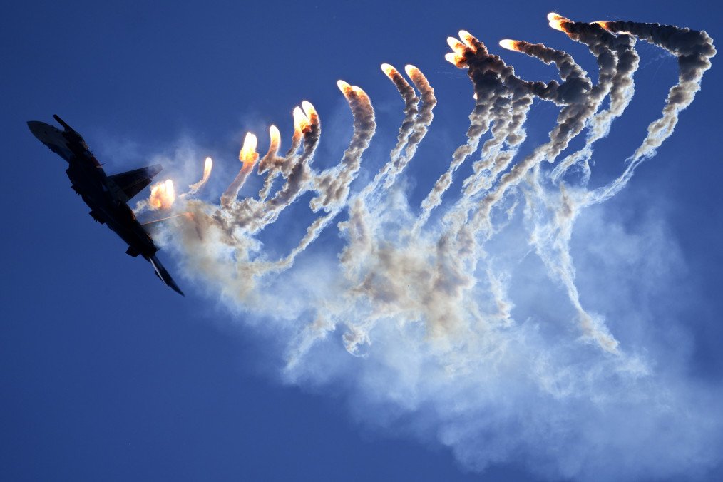 Un avión de combate militar Sukhoi Su-35S se presenta durante el Foro Técnico-Militar Internacional Ejército 2022 en el campo de entrenamiento militar de Kubinka en Moscú, Rusia, el 18 de agosto de 2022. (Fuente: Getty Images)