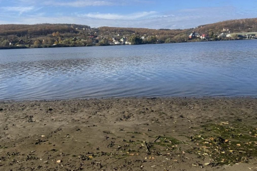 Línea costera en retroceso en el embalse de Belgorod, con casas visibles al otro lado del agua. (Fuente: medios rusos)