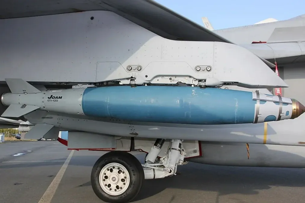 JDAM aerial bomb under the right wing of an F-18D fighter. (Source: Wikimedia Commons)