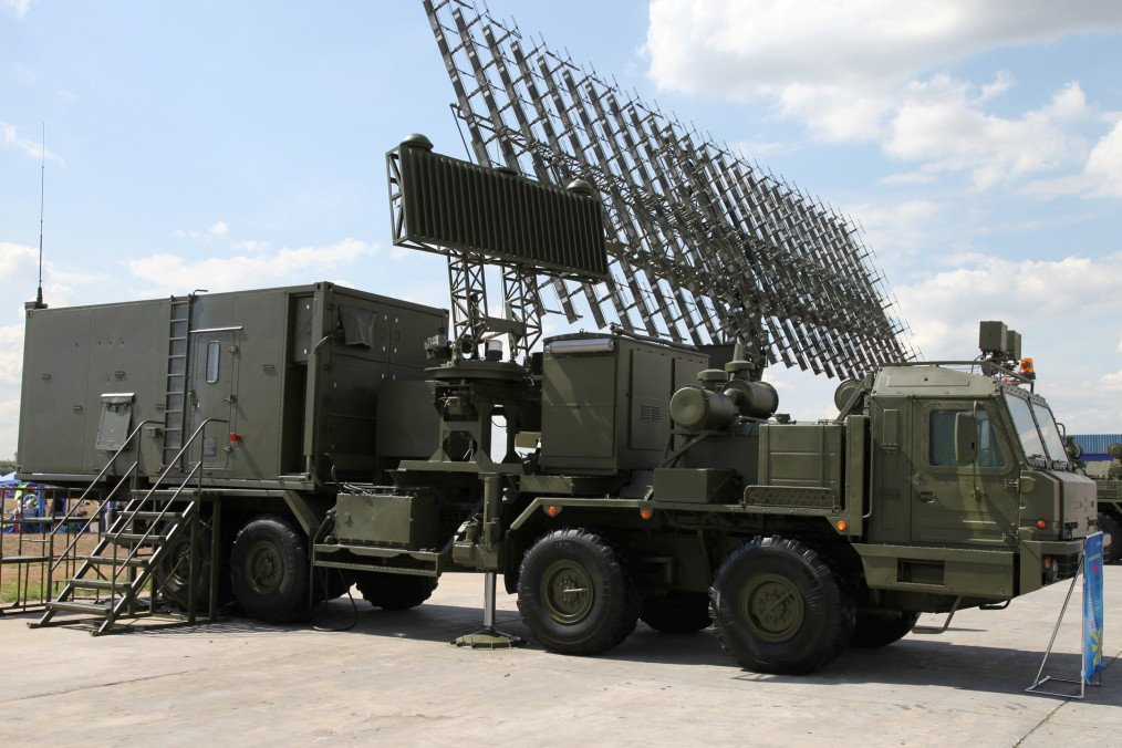 The 55Zh6M Nebo radar station control cabin with its own radar, seen against the backdrop of the meter-wave module’s antenna.