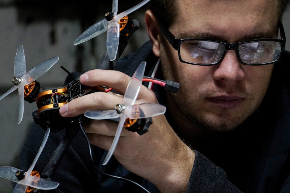 Volunteer drone manufacturer Gleb Sivkov assembles drones to donate to the Russian National Guard (Rosgvardia) in his garage in Rostov-on-Don on October 21, 2022. Illustrative photo (Sources: Getty Images)