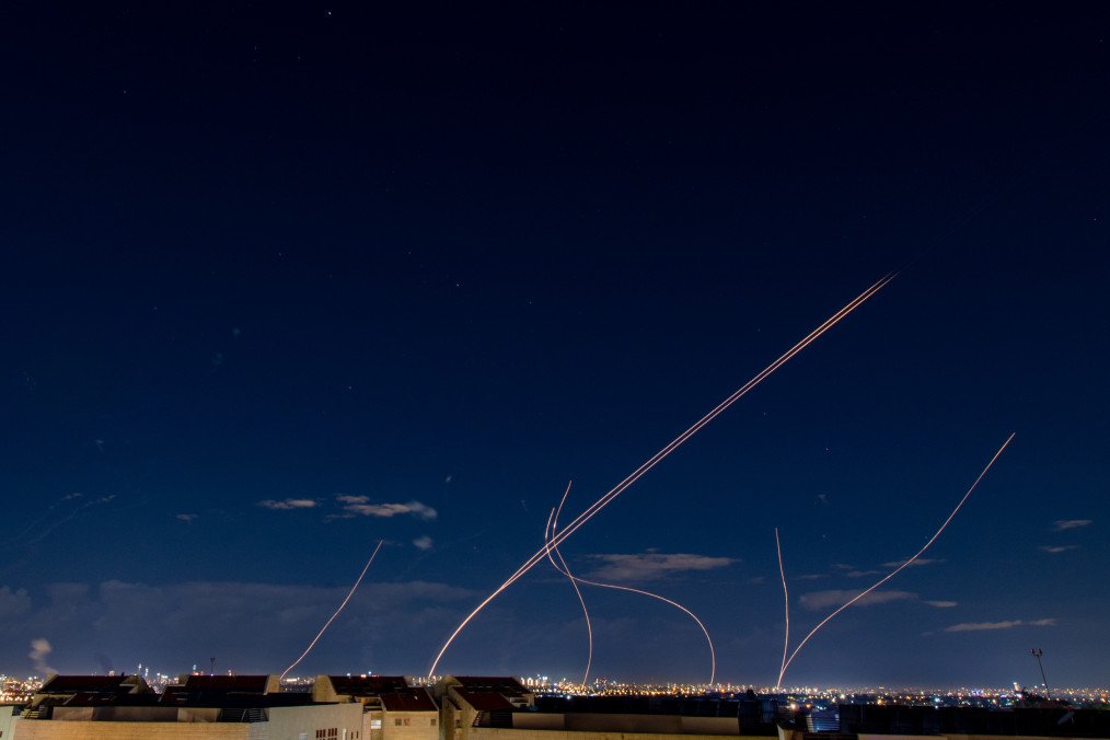 Israeli air defense intercepts a ballistic missile over central Israel during an Iranian missile attack, February 28, 2026. (Source: Getty Images)