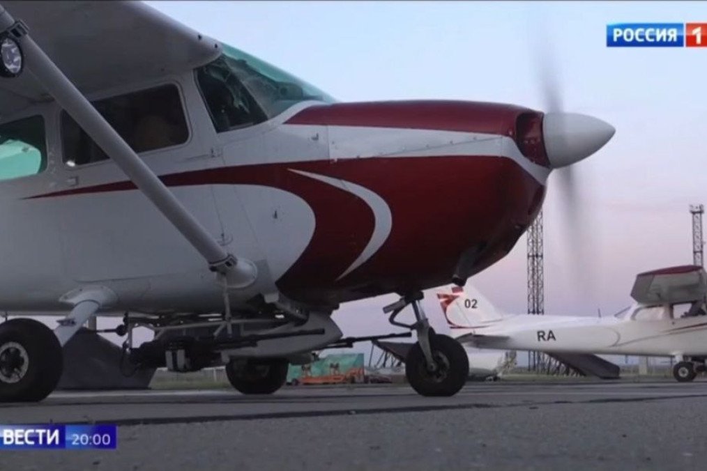 A modified Russian Cessna light aircraft with dual machine guns mounted beneath the fuselage, prepared for anti-drone operations. (Source: Rossiya 1) A modified Russian Cessna light aircraft with dual machine guns mounted beneath the fuselage, prepared for anti-drone operations. (Source: Rossiya 1)