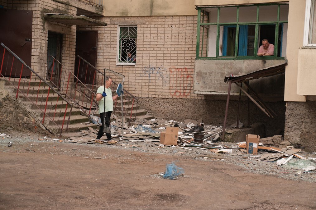 One Killed, 14 Injured in Russian Attacks Across Dnipropetrovsk and Kherson Regions People clean up after a Russian attack in Kherson. (Source: Getty Images)