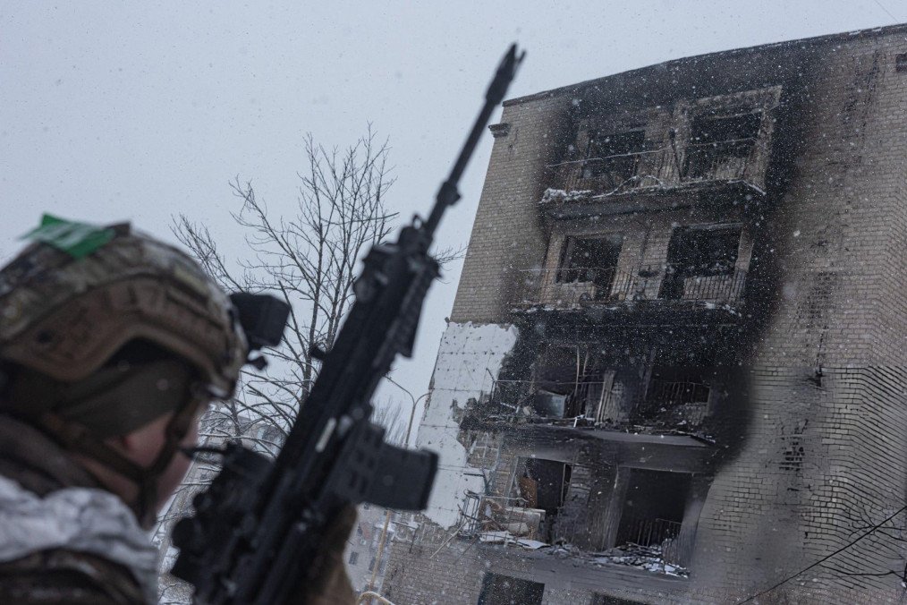 Yuri, un civil ucraniano, relata su experiencia de pie frente a un edificio residencial reducido a ruinas tras sobrevivir atrapado bajo los escombros provocados por un bombardeo ruso en Kostiantynivka.