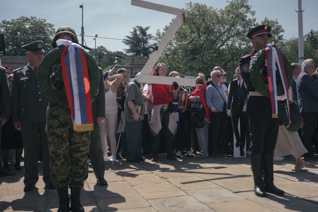 A man carries a giant letter "Z", which has become a symbol of support for Russian war in Ukraine march on May 9, 2022 in Belgrade, Serbia. Illustrative photo. (Source: Getty Images)