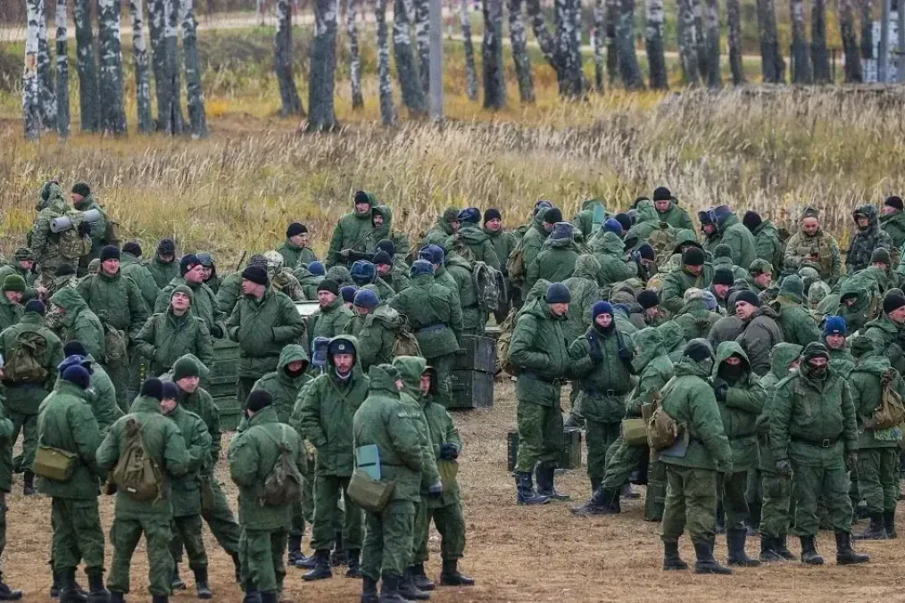 Reservistas rusos se reúnen en un campo durante ejercicios de entrenamiento de movilización. (Foto: Fuente abierta)