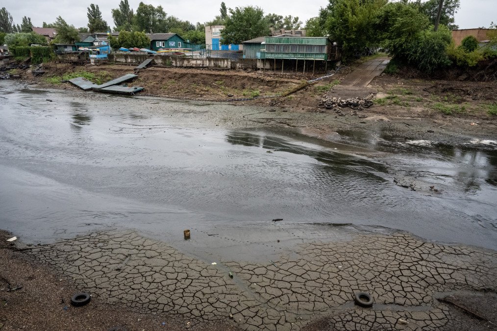Fotografía que muestra el lecho seco y agrietado de un afluente del río Dnipro, evidenciando los severos cambios en el paisaje ucraniano tras la destrucción de la presa de Kakhovka.