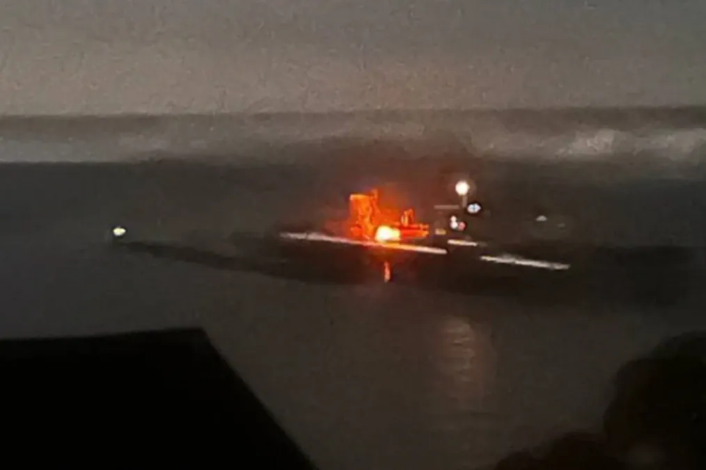 Un incendio arde en la terminal petrolera de Tuapse tras un ataque nocturno con drones. (Foto: Fuente abierta)