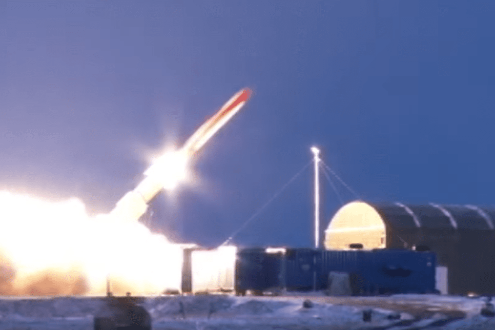 Lanzamiento del misil de crucero nuclear ruso Burevestnik 9M730 durante una prueba. (Fuente: Wikimedia Commons)