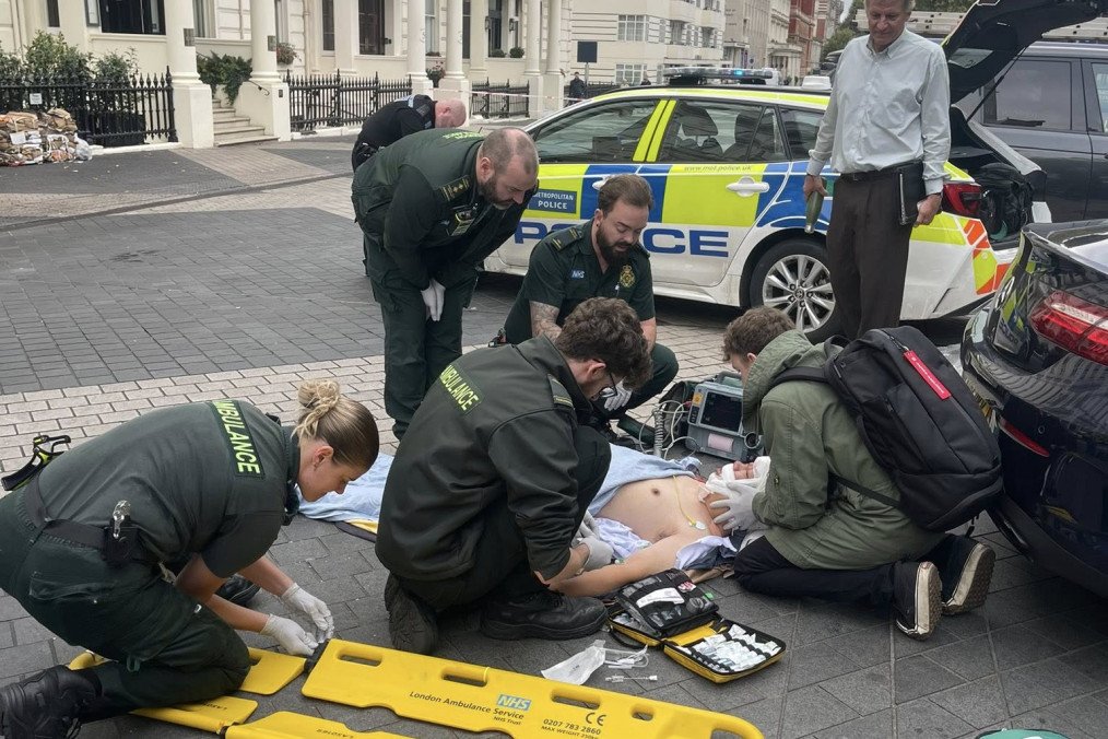 Rescuers helping the injured man after a Ukrainian medics team passed him to them, London, UK. (Source: Third Army Corps)