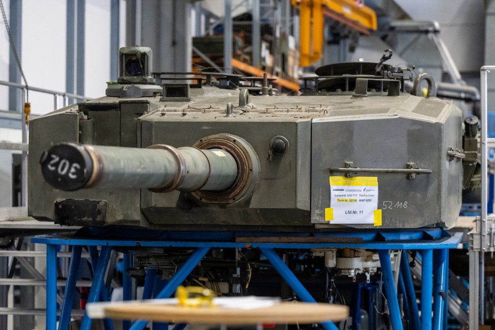 A turret of the Leopard 2A4 main battle tank stands on Rheinmetall's premises. (Source: Getty Images)
