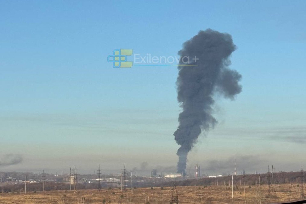 Thick black smoke rises over the Bashneft-Novoil oil refinery in Ufa, Russia, following a reported drone strike on October 31, 2026. (Source: Exilenova+)