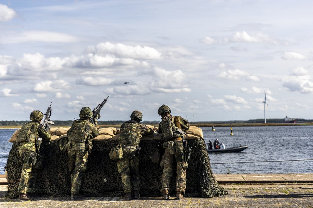 Unidades de protección portuaria de la Bundeswehr aseguran el puerto durante los ejercicios militares Quadriga 2025 el 4 de septiembre de 2025 en Rostock, Alemania. Foto ilustrativa. (Fuente: Getty Images)