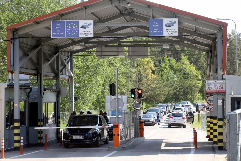 Cars queue at the border crossing point Sumskas between Lithuania and Belarus on June 4, 2022. (Source: Getty Images)