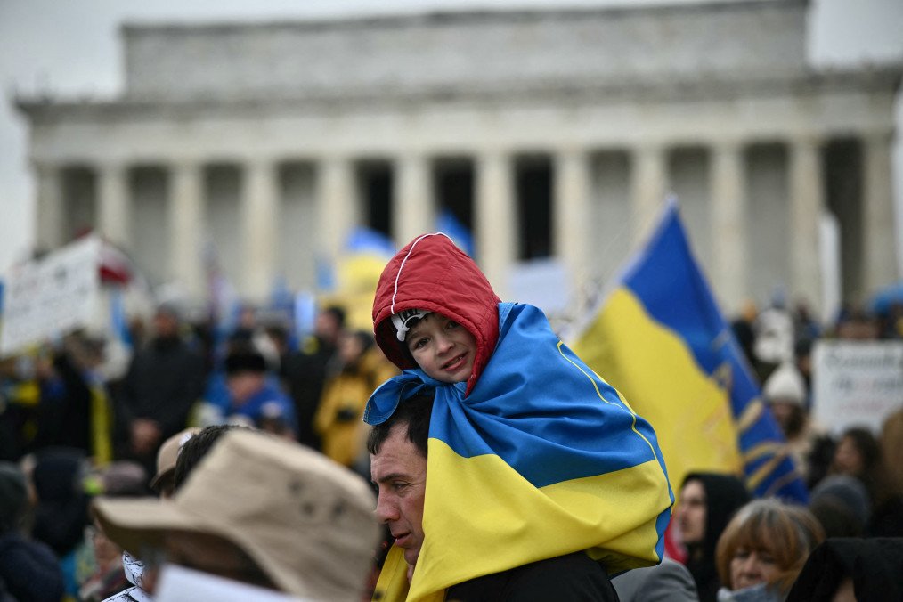 Ukraine Rescues Family Threatened in Occupied Crimea for Following Ukrainian Media Ukraine Rescues Family Threatened in Occupied Crimea for Following Ukrainian Media