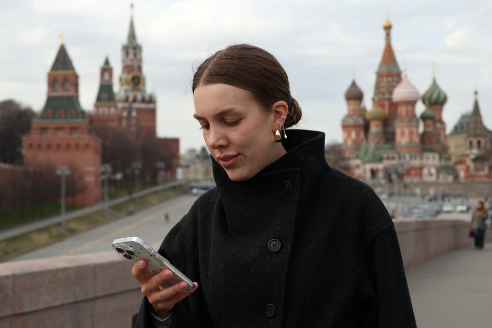 A woman attempts to access the internet using her smartphone while walking near the Kremlin on March 31, 2026, in Moscow, Russia. (Source: Getty Images) A woman attempts to access the internet using her smartphone while walking near the Kremlin on March 31, 2026, in Moscow, Russia. (Source: Getty Images)
