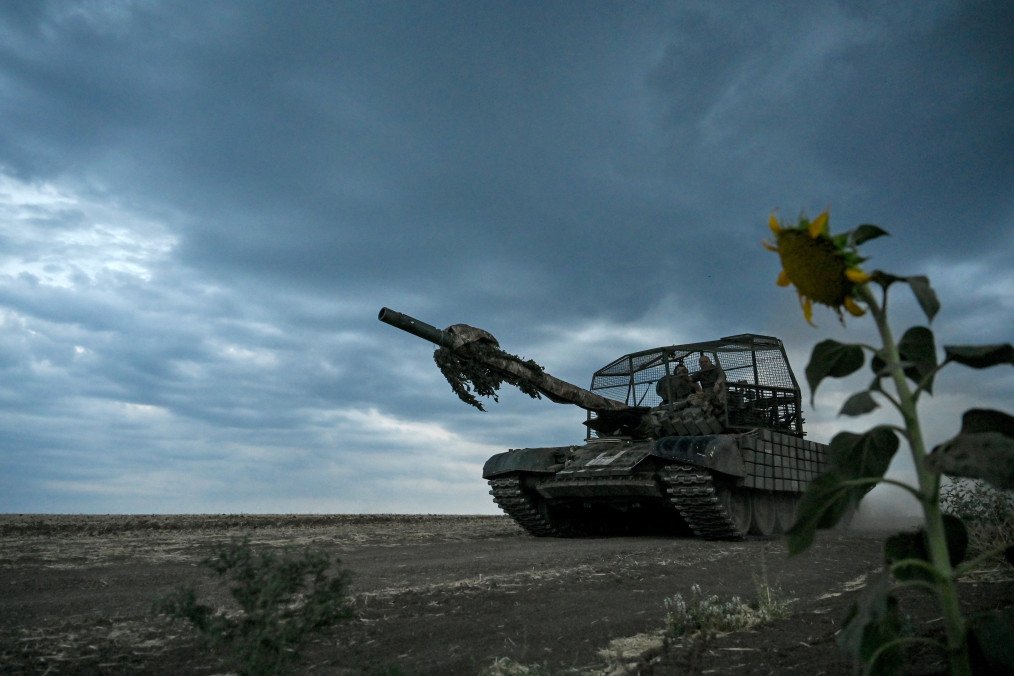 Tankers of the 118th Separate Mechanized Brigade drive a T-72 tank during the live-fire exercise in the Zaporizhzhia region, southeastern Ukraine, July 21, 2024.