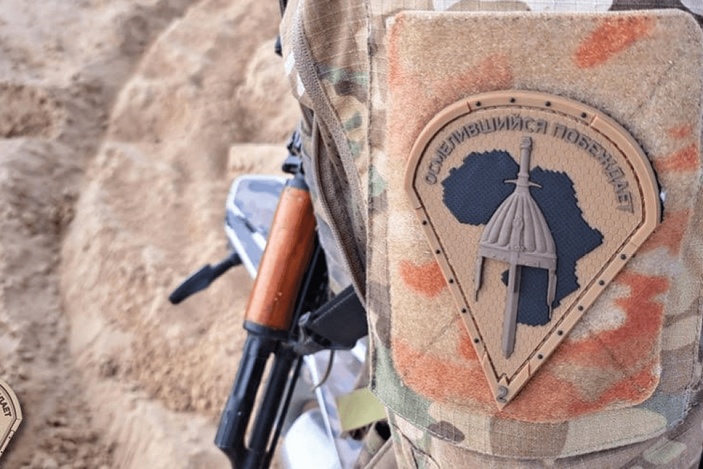 Un combatiente vinculado al Africa Corps porta un parche con simbología prorrusa y una silueta del continente africano en su uniforme, mientras sostiene un arma automática. (Foto: Canal de Telegram del Africa Corps)