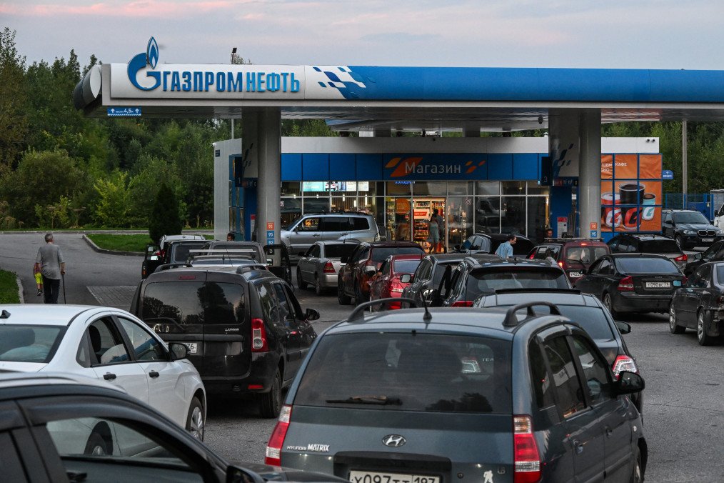People queue to refuel at a Gazpromneft gas station in Pereslavl-Zalesskiy, Russia, August 6, 2026. (Source: Getty Images) People queue to refuel at a Gazpromneft gas station in Pereslavl-Zalesskiy, Russia, August 6, 2026. (Source: Getty Images)
