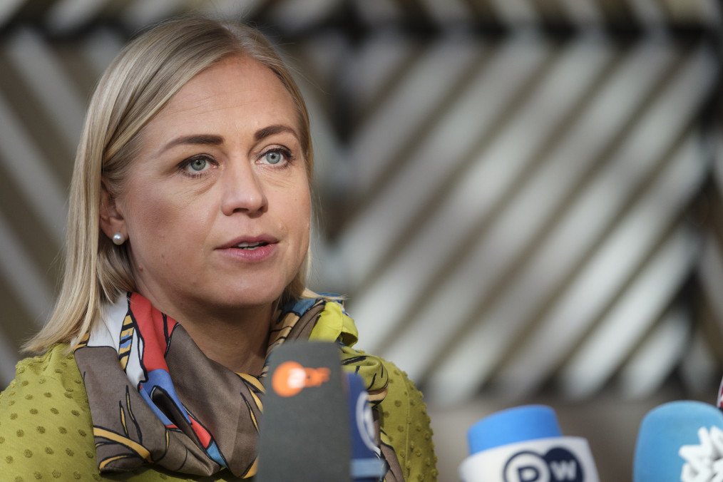La ministra de Exteriores de Finlandia, Elina Valtonen, estrechando la mano de su homólogo ucraniano con las banderas de la OTAN y Ucrania de fondo.