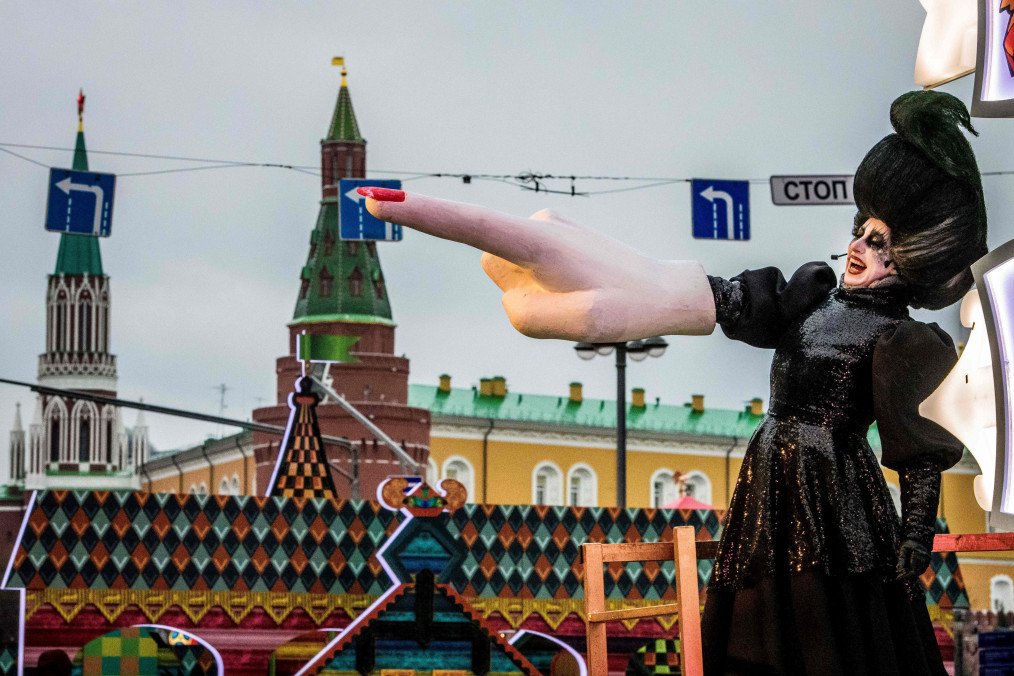 Russian Fuel Crisis Drives Demand for Occult Rituals to “Attract” Gasoline A street performer points with a giant hand on Tverskaya street in front of the Kremlin during a festival marking the New Year and Christmas in central Moscow on January 2, 2018. Illustrrative photo. (Source: Getty Images)