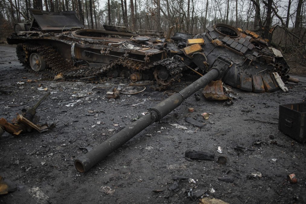 Rusia pierde 331 millones en equipo militar en 24 horas Restos calcinados de un camión militar de transporte logístico ruso junto a un sistema de artillería destruido en un camino rural