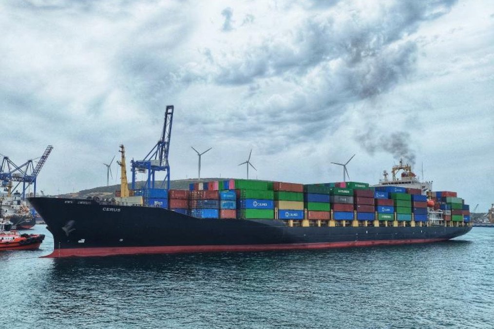 A container ship “Nora” arriving at port, loaded with colorful shipping containers. Illustrative photo. (Source: VesselFinder)