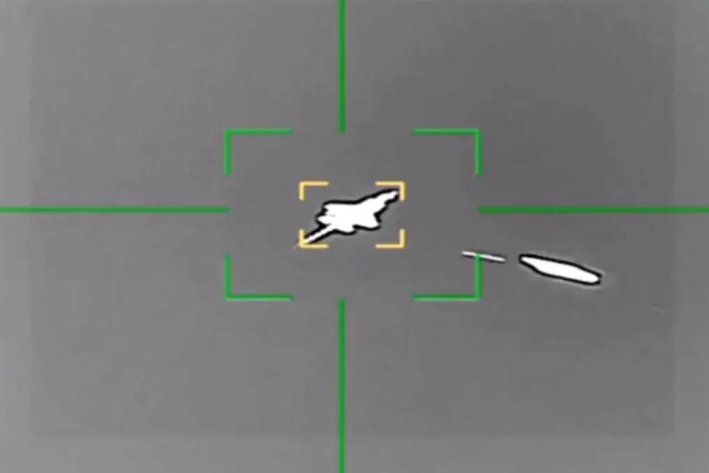 Thermal imaging footage shows a missile approaching an F-35 fighter jet moments before detonation nearby. (Source: OSINTtechnical)