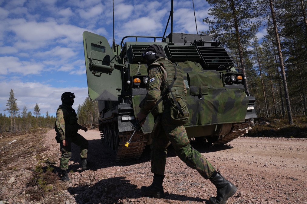 Finland Expands Military Support to Ukraine With New €290 Million Assistance Finnish conscript soldiers board an M270 MLRS heavy rocket launcher. (Source: Getty Images)