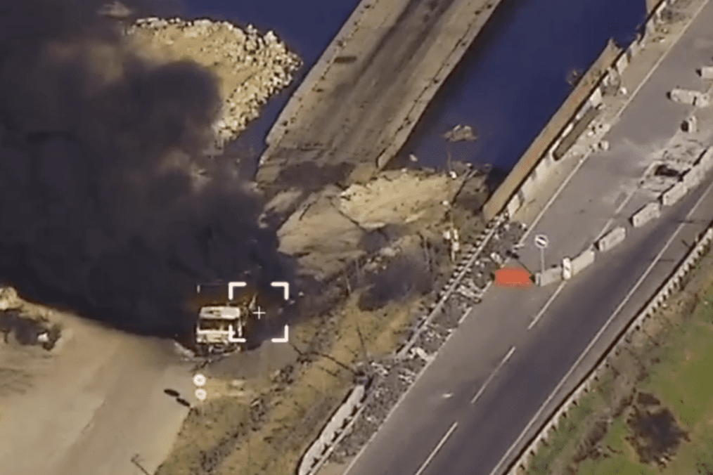 Camiones rusos destruidos en la región ocupada de Zaporizhzhia durante una operación de inteligencia militar ucraniana dirigida contra rutas de carga hacia Crimea.