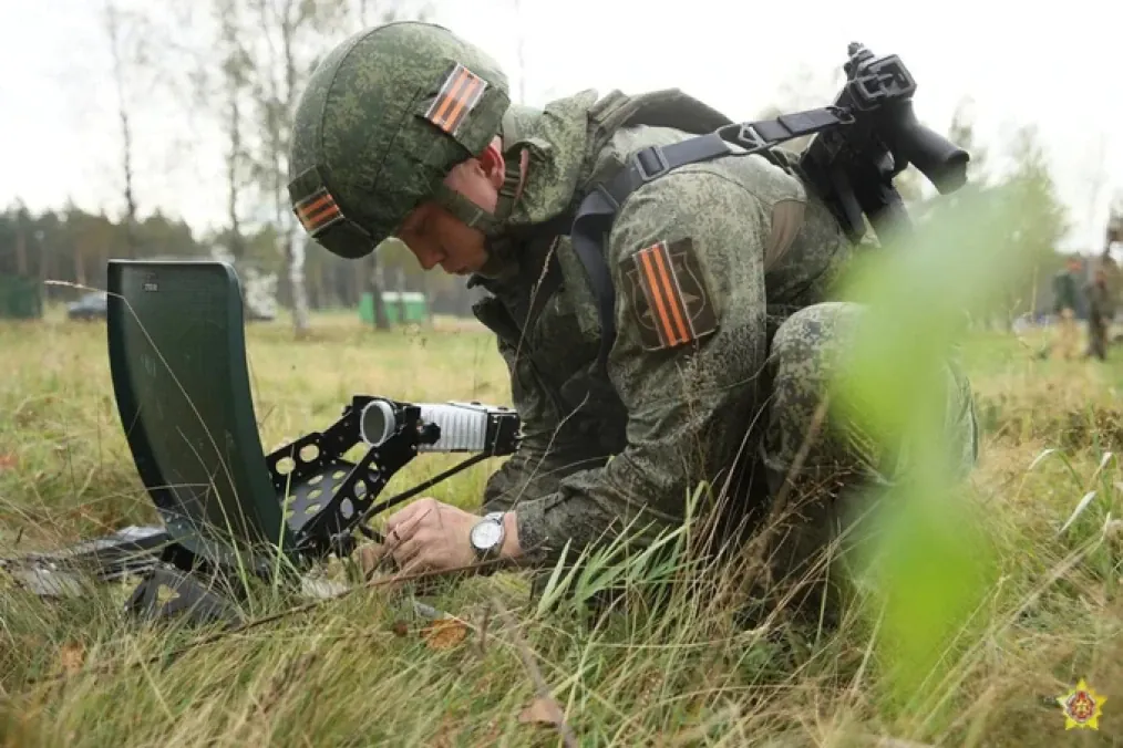 soldado ruso utilizando sistema portátil de comunicación en el campo durante la guerra contra Ucrania equipo militar ruso para coordinación en el frente y transmisión de datos en operaciones militares soldado ruso utilizando sistema portátil de comunicación en el campo durante la guerra contra Ucrania equipo militar ruso para coordinación en el frente y transmisión de datos en operaciones militares