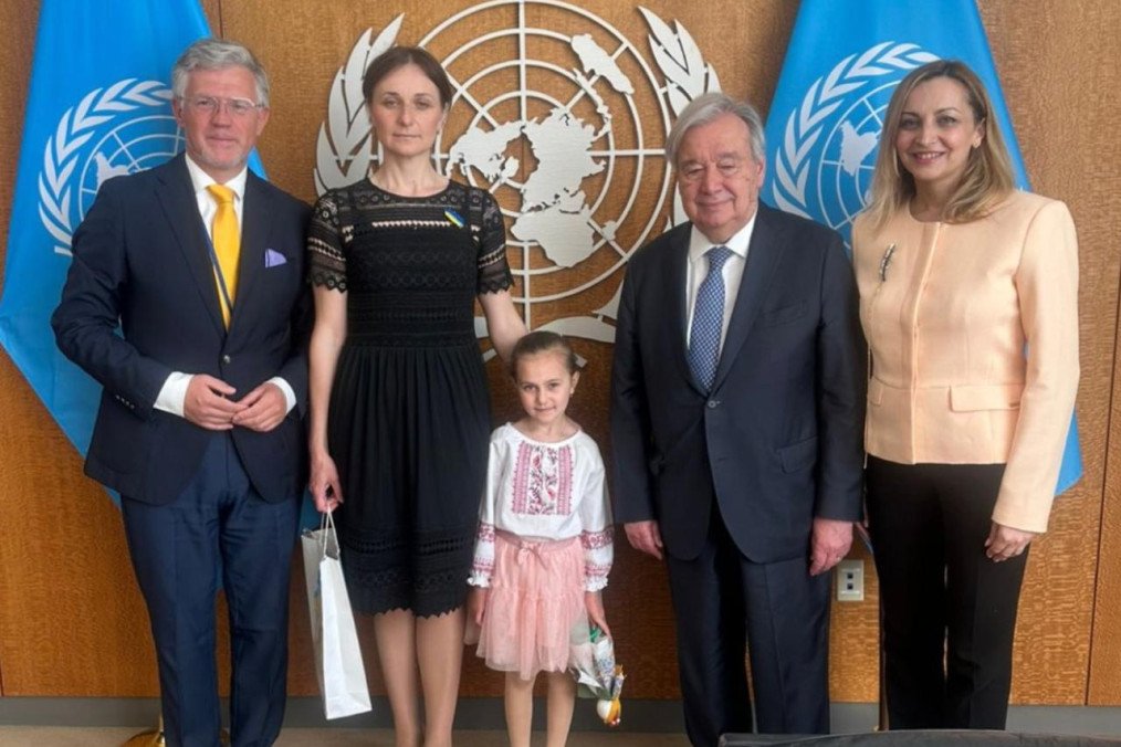 The awarding of the UN Peacekeeping Medal to Serhii Prykhodko. (Source: Ukrainian Helicopters/Facebook)