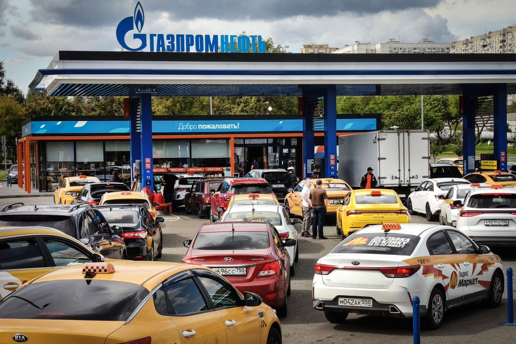 Vehicles queue at a Gazpromneft petrol station in Moscow on August 18, 2026. Vehicles queue at a Gazpromneft petrol station in Moscow on August 18, 2026.