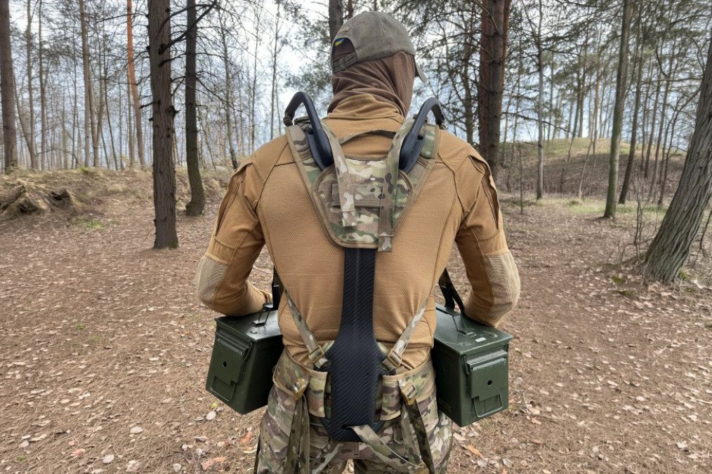 Ukrainian soldier tests the “Gyurza-1” passive exoskeleton while carrying ammunition boxes during field trials. (Source: Defense Express)