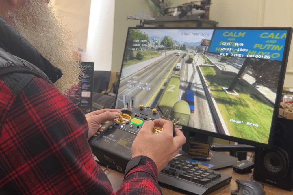 An operator tests WeTrueGun’s custom GTA V-based FPV drone simulator designed for urban combat training scenarios. (Source: WeTrueGun)