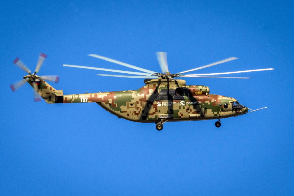 Imagen ilustrativa. El helicóptero militar ruso Mi-26T2V despega durante un vuelo de exhibición en la planta de helicópteros Mil Moscow, en las afueras de Moscú, el 3 de abril de 2019. (Fuente: Getty Images)