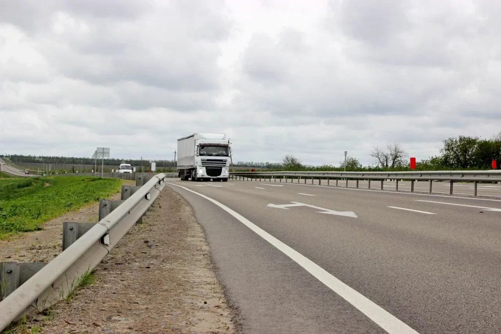 Vista aérea de una sección desierta de la autopista R-280 Novorossiya con restos de vehículos de carga alcanzados por ataques de precisión
