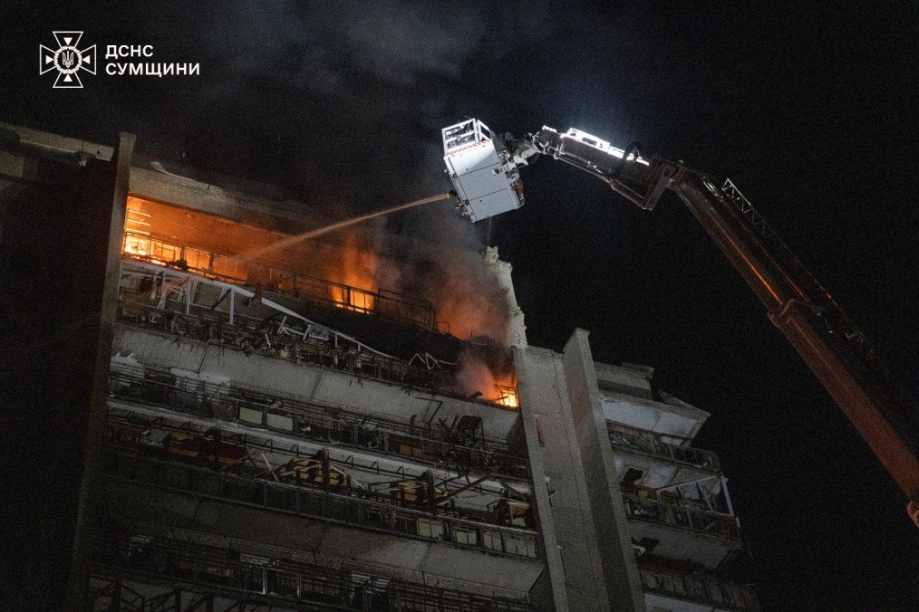 A State Emergency Service (DSNS) crew in Sumy conducts high-altitude firefighting operations on the upper floors of a 16-story residential building following a Russian drone strike on April 4. (Source: DSNS)