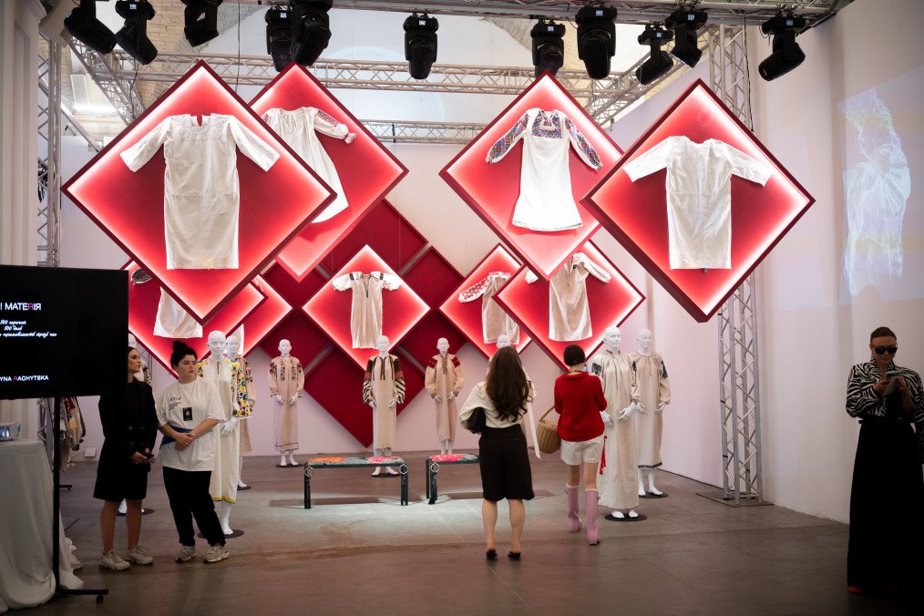 Guests look at vyshyvanka exhibited during the day 2 of Ukrainian Fashion Week SS26 on September 5, 2025 in Kyiv, Ukraine. (Spurce: Getty Images)
