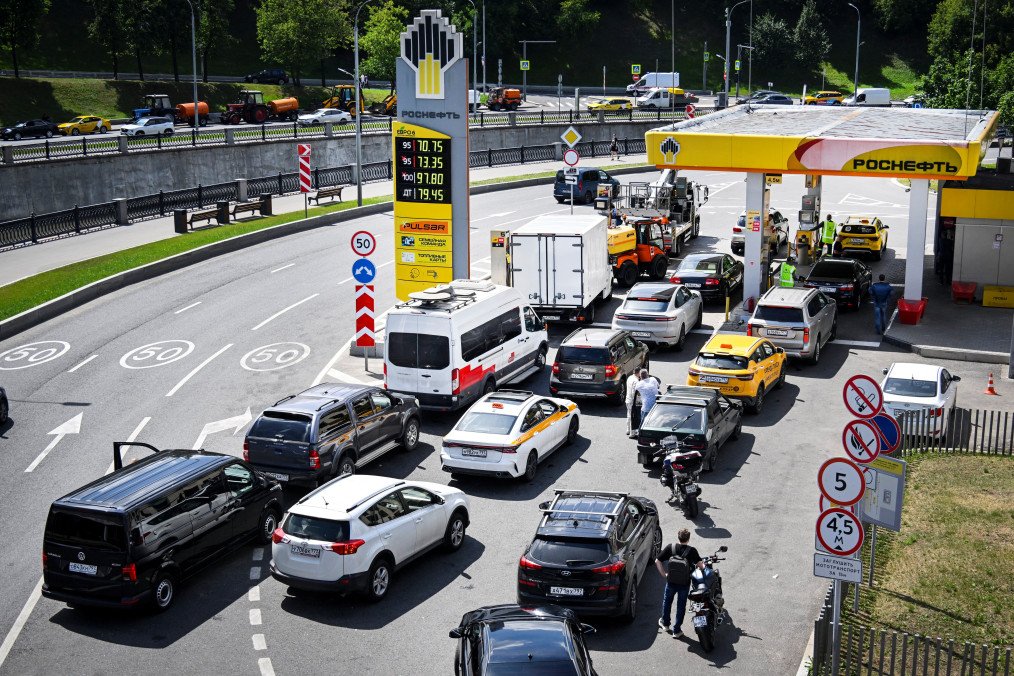 People queue to refuel their cars at a Rosneft gas station in Moscow on June 30, 2026. (Source: Getty Images)