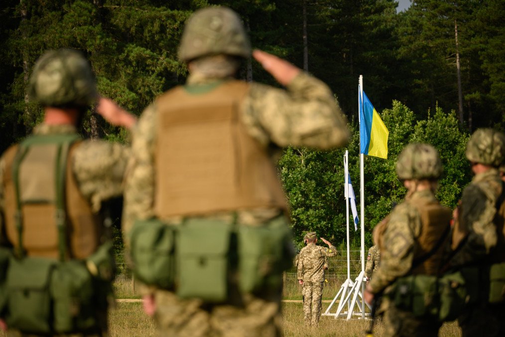 UK Considers Sending Military Trainers to Ukraine