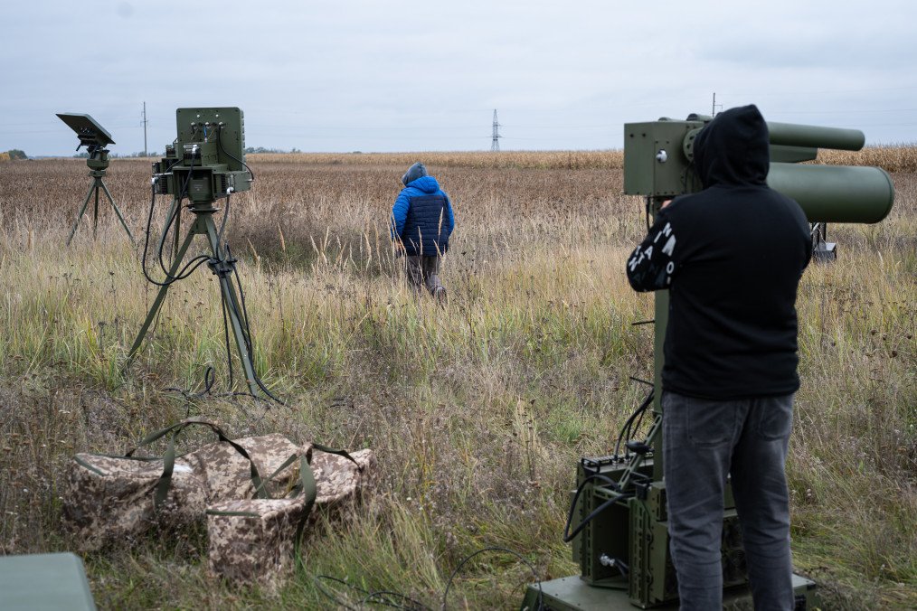 Sistemas antidrones de guerra radioelectrónica se muestran durante su presentación en un lugar no revelado de la región de Kyiv, Ucrania, el 21 de octubre de 2025. Fuente: (Getty Images)