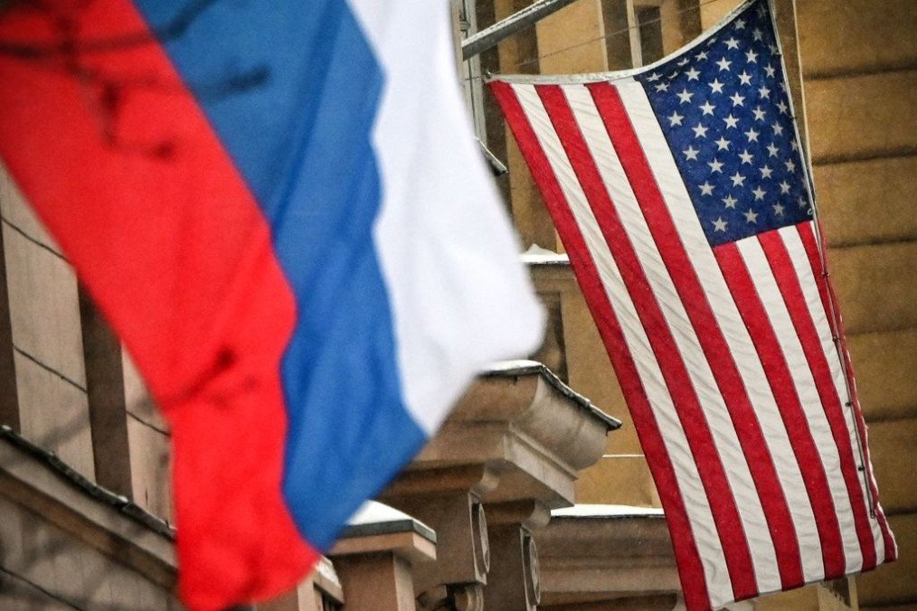 A Russian flag flies next to the US embassy building in Moscow, Russia. (Source: Getty Images)