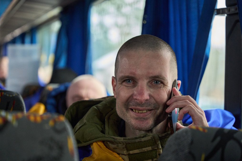 Fotografía de un soldado ucraniano liberado del cautiverio ruso, sentado en el interior de un autobús de intercambio y hablando por teléfono celular con sus seres queridos, el 6 de marzo de 2026 en Ucrania.