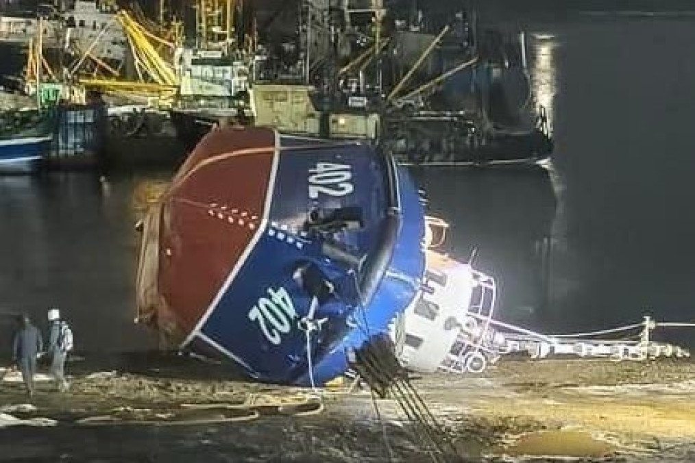 El barco patrullero de la Guardia Costera rusa PSKA-287 (Proyecto 1496) tras volcar durante su botadura en Petropavlovsk-Kamchatsky el 6 de noviembre. (Fuente: Kamchatinfo)