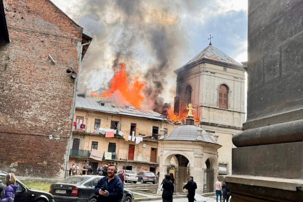 Edificio en llamas en el centro de Leópolis tras un ataque con drones rusos, con humo y fuego visibles en una zona urbana.