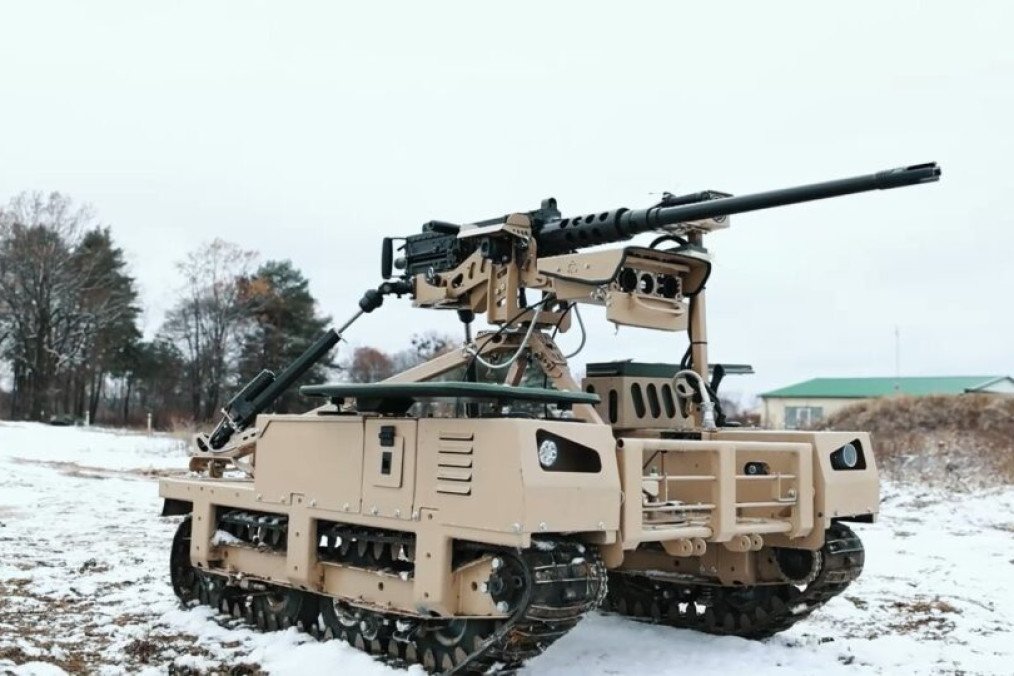 Illustrative photo of the Ukrainian Droid TW-7.62 unmanned ground combat robot equipped with a machine gun (Source: DevDroid)
